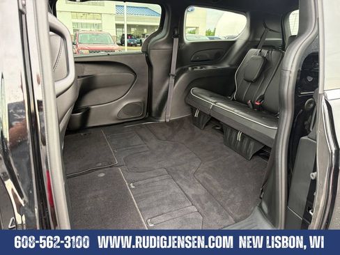 Used 2026 Chrysler Pacifica Limited FWD image 28