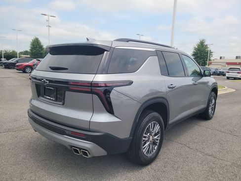 Used 2025 Chevrolet Traverse LT w/ Driver Confidence Package FWD image 3