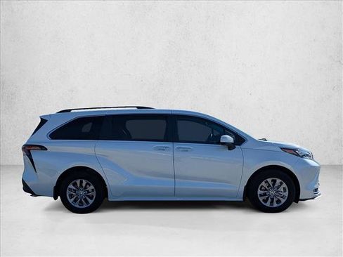 Used 2024 Toyota Sienna XLE FWD image 4