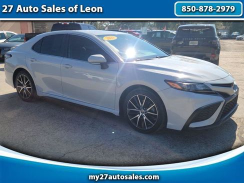 Used 2023 Toyota Camry SE FWD image 1
