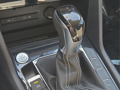 New 2026 Volkswagen Taos SE FWD image 23