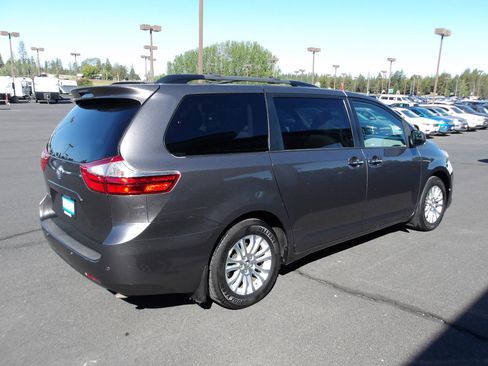 Used 2017 Toyota Sienna XLE w/ XLE Navigation Package FWD image 5