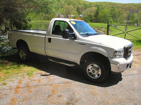 Used 2005 Ford F250 XL AWD/4WD image 2