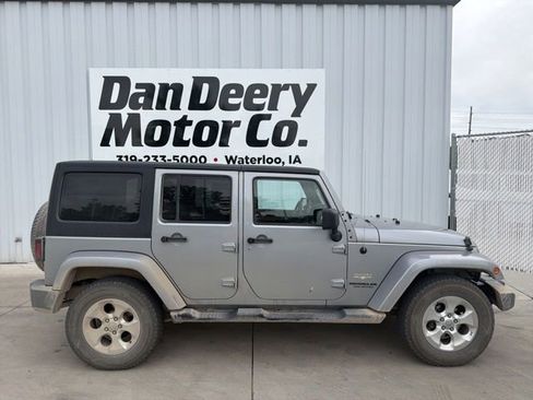 Used 2015 Jeep Wrangler Unlimited Sahara w/ Connectivity Group AWD/4WD image 14