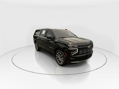 Used 2025 Chevrolet Suburban High Country AWD/4WD image 2