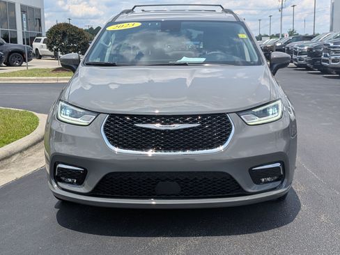 Used 2023 Chrysler Pacifica Touring-L FWD image 2
