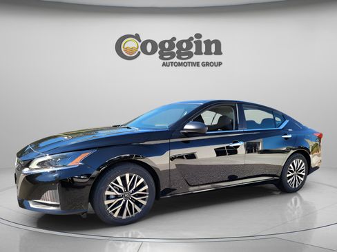 Used 2024 Nissan Altima 2.5 SV image 6