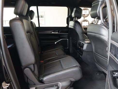 Used 2024 Jeep Wagoneer L Series II w/ Flexible Seating Group AWD/4WD image 18