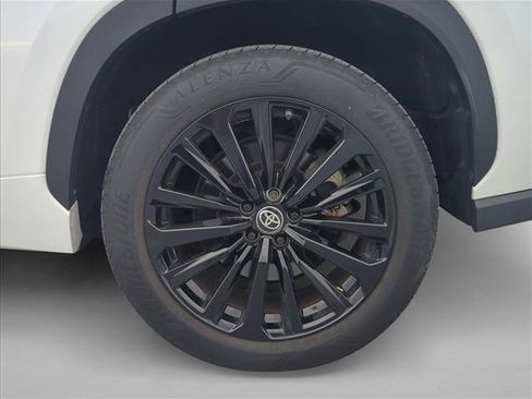 Used 2023 Toyota Highlander XSE FWD image 6