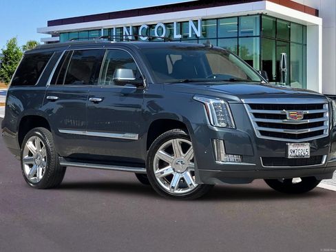 Used 2020 Cadillac Escalade Luxury AWD/4WD image 2