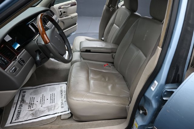 Used 2010 Lincoln Town Car Signature Limited RWD image 15