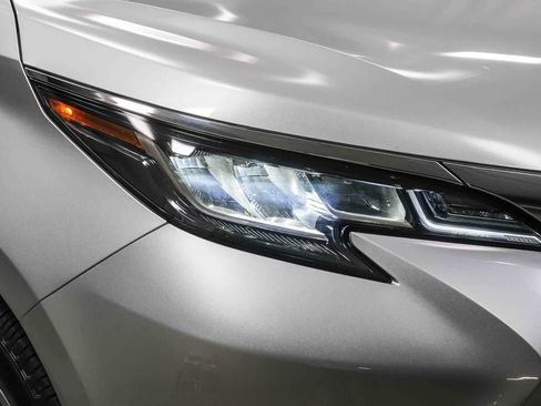 Used 2021 Toyota Sienna XLE FWD image 14