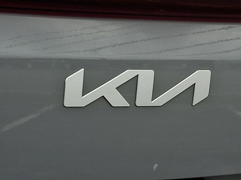 Used 2025 Kia Carnival EX FWD image 34