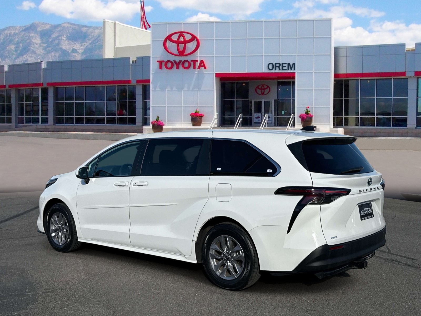 Used 2024 Toyota Sienna LE AWD/4WD image 6