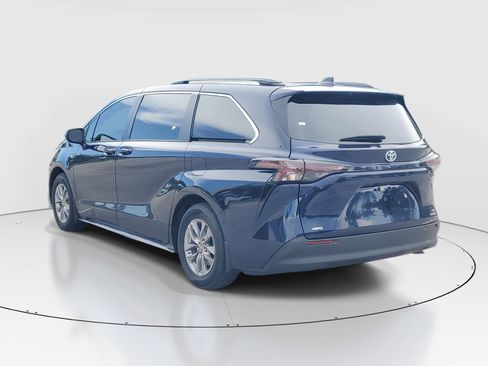 Used 2024 Toyota Sienna LE AWD/4WD image 5