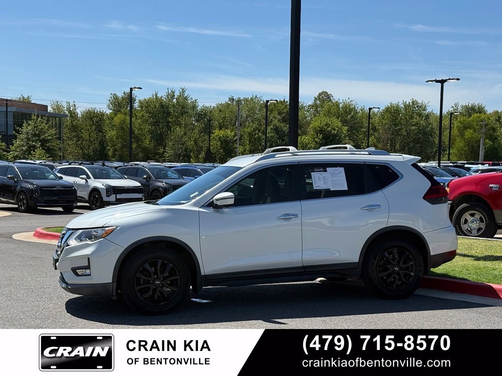 Used 2017 Nissan Rogue SV w/ SV Premium Package FWD image 4