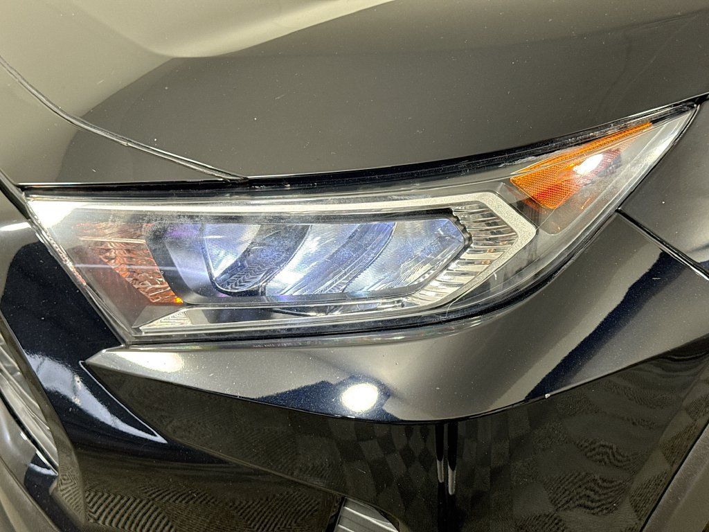 Used 2020 Toyota RAV4 XLE w/ Convenience Package AWD/4WD image 3