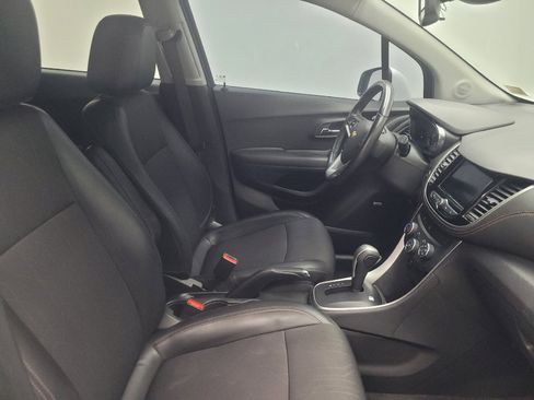 Used 2020 Chevrolet Trax LT w/ Sun & Sound Package FWD image 21
