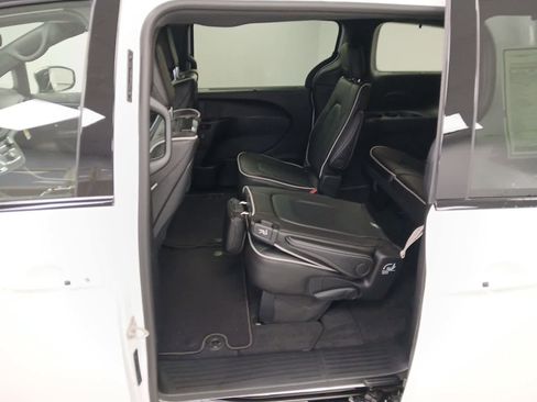 New 2026 Chrysler Pacifica Limited w/ Uconnect Theater Family Group image 15