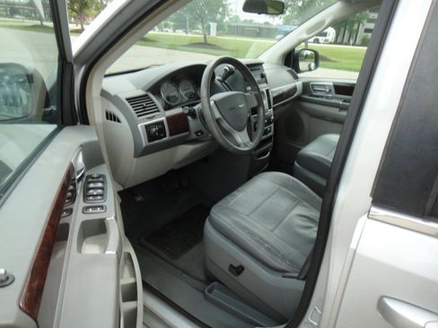 Used 2010 Chrysler Town & Country Touring FWD image 13