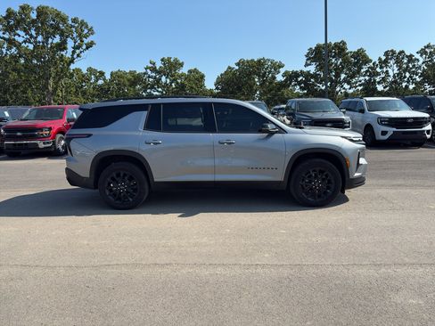 Used 2026 Chevrolet Traverse LT w/ Midnight/Sport Edition FWD image 5