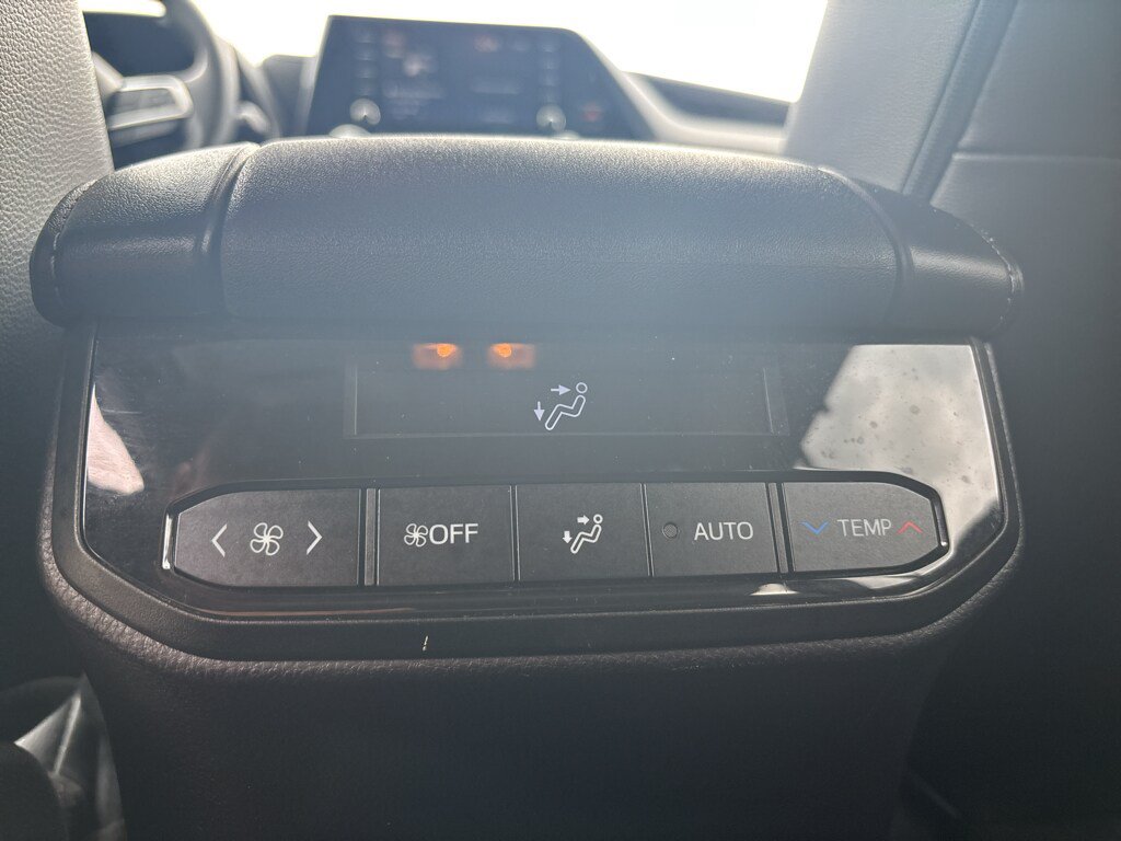 Used 2022 Toyota Highlander XLE AWD/4WD image 32