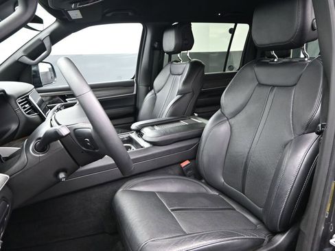 Used 2024 Jeep Wagoneer L Series II w/ Flexible Seating Group image 16