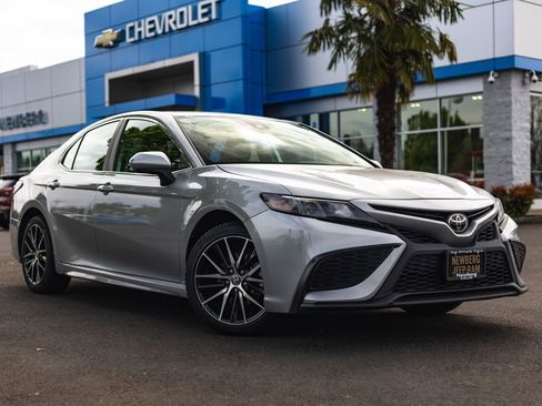 Used 2024 Toyota Camry SE FWD image 1