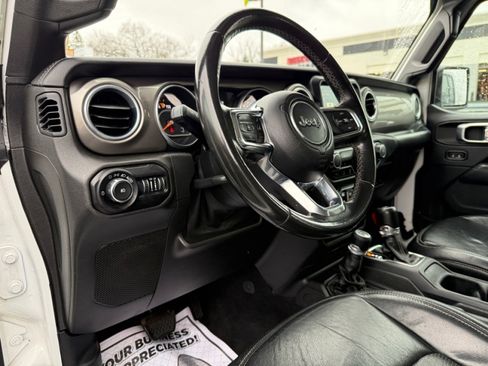 Used 2018 Jeep Wrangler Unlimited Sahara w/ Uconnect 4C Nav & Sound Group AWD/4WD image 17