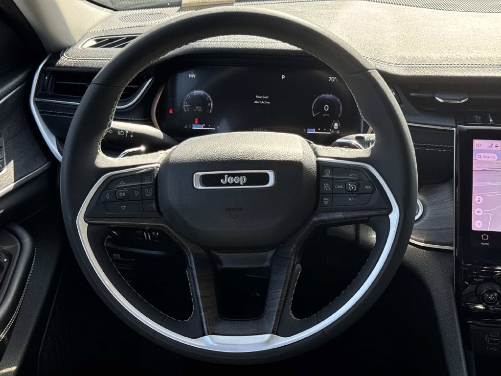Used 2023 Jeep Grand Cherokee Limited AWD/4WD image 11