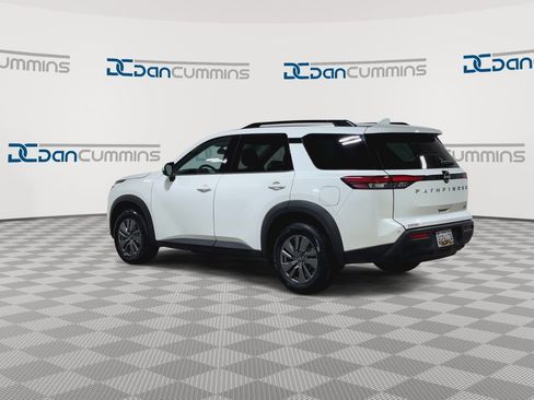 Used 2024 Nissan Pathfinder SV image 6
