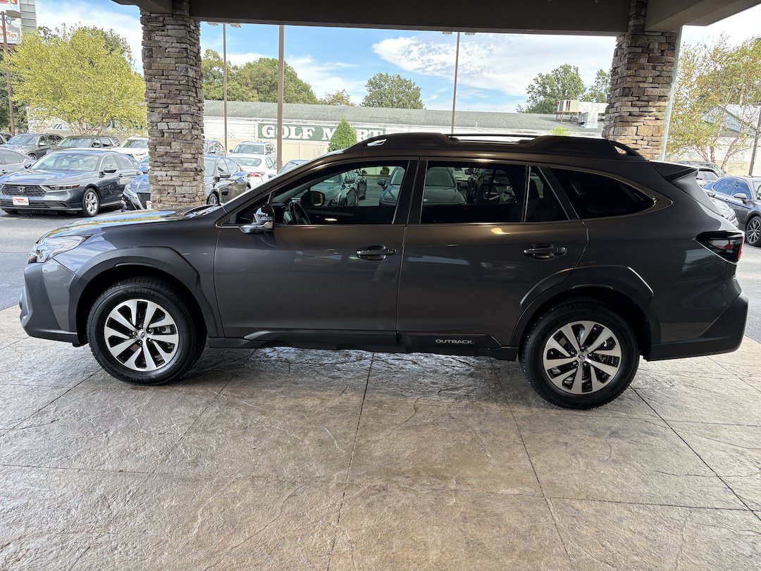 Used 2023 Subaru Outback Premium AWD/4WD image 9