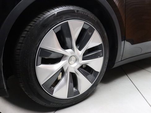 Used 2022 Tesla Model Y Long Range image 31