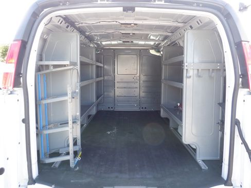 Used 2023 GMC Savana 2500 w/ Driver Convenience Package image 5