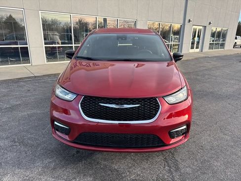 Used 2025 Chrysler Pacifica Select image 2