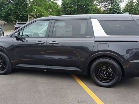 New 2026 Kia Carnival LX FWD image 8