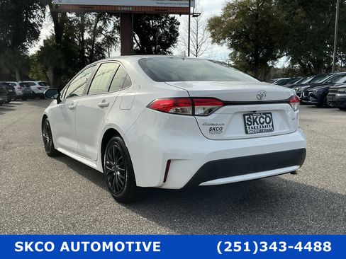 Used 2021 Toyota Corolla LE image 3