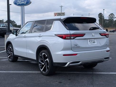 Used 2024 Mitsubishi Outlander SE image 3