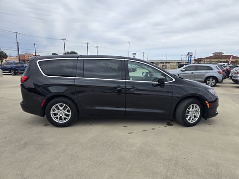 Used 2024 Chrysler Voyager LX image 2