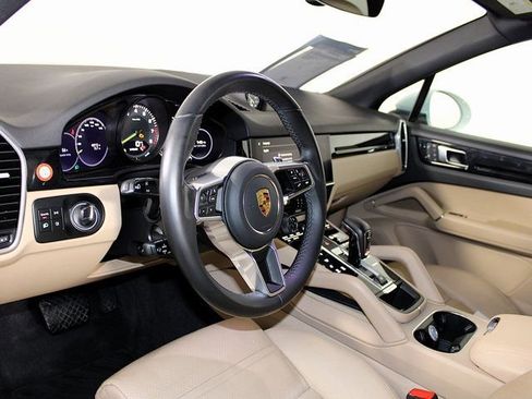 Certified 2023 Porsche Cayenne image 5