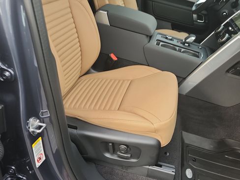 New 2026 Land Rover Discovery Limited Edition AWD/4WD image 11