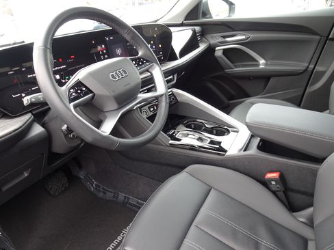 Certified 2025 Audi Q5 Premium w/ Convenience Package image 9