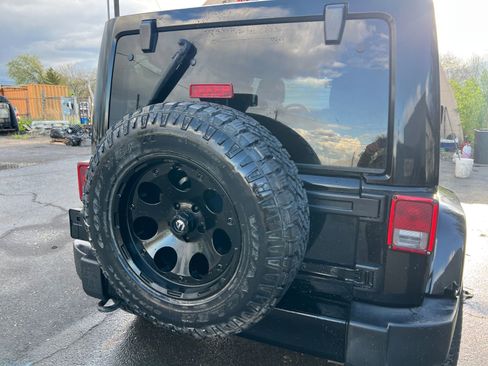 Used 2013 Jeep Wrangler Unlimited Sahara w/ Dual Top Group AWD/4WD image 29