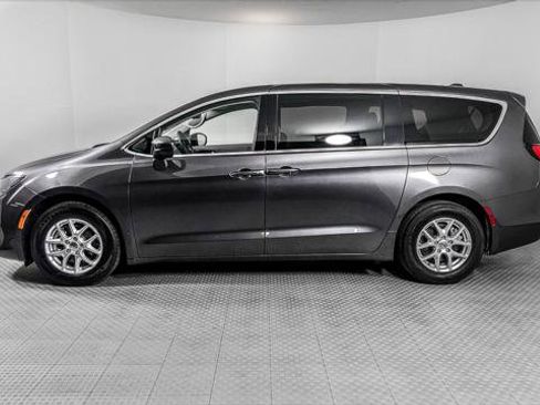 Used 2023 Chrysler Voyager LX FWD image 3