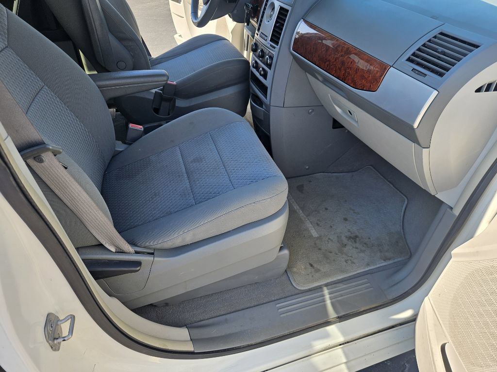 Used 2009 Chrysler Town & Country Touring FWD image 15