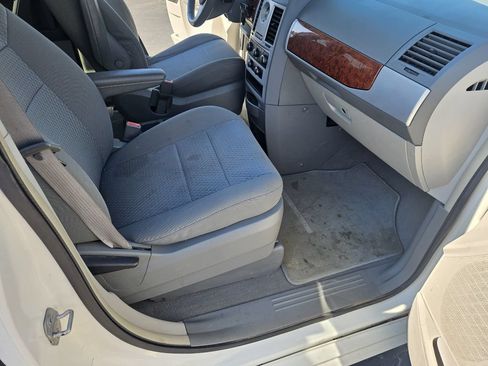Used 2009 Chrysler Town & Country Touring FWD image 15