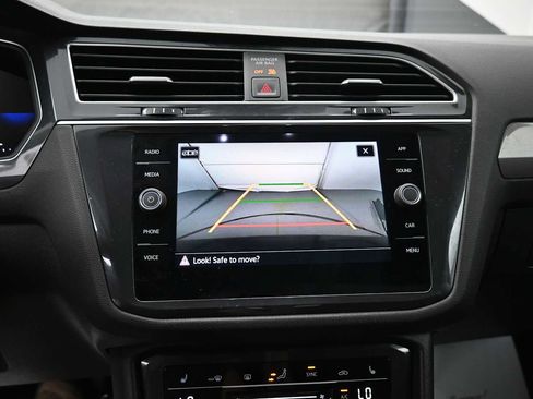 Used 2024 Volkswagen Tiguan SE w/ Panoramic Sunroof Package AWD/4WD image 8