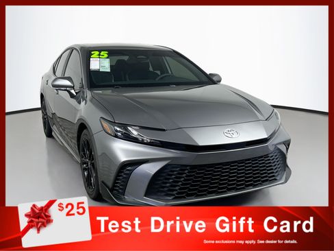 Used 2025 Toyota Camry SE FWD image 1