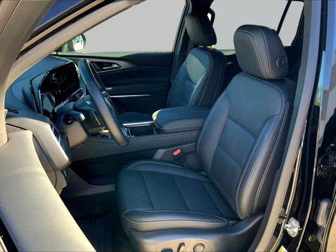 Used 2025 Chevrolet Traverse LT FWD image 9