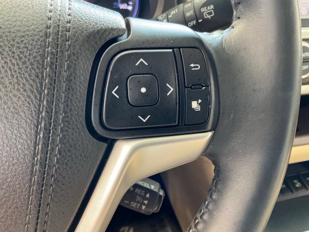 Used 2016 Toyota Highlander XLE AWD/4WD image 13